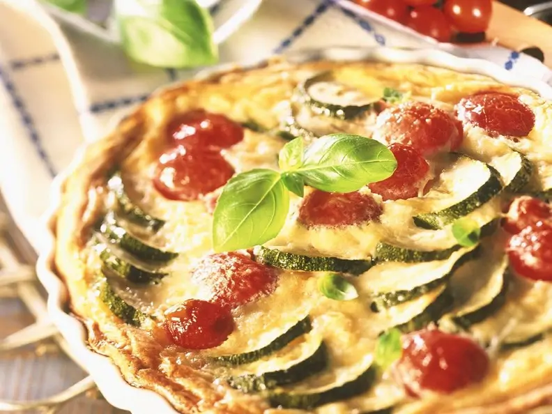 Zucchini-Quiche mit Tomaten
