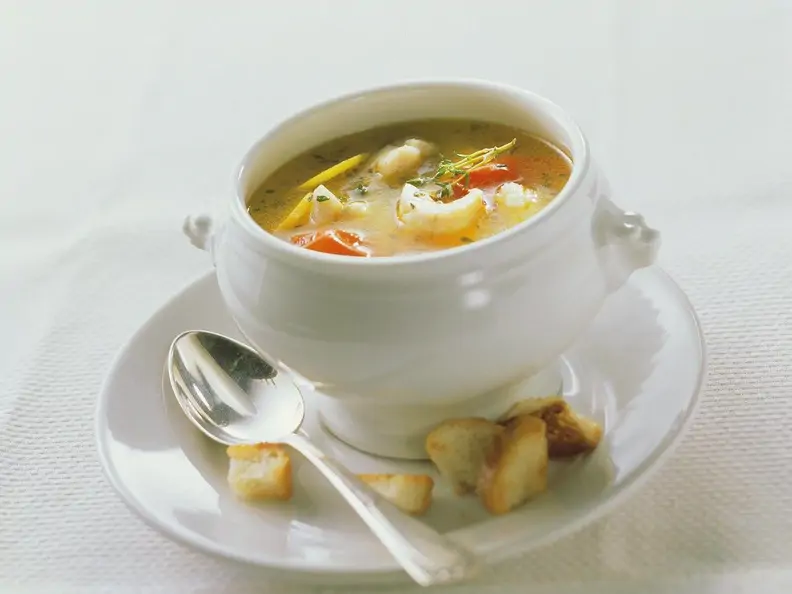 Fischsuppe mit Kartoffeln und Tomaten