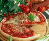 Wurst-Tomatenpizza