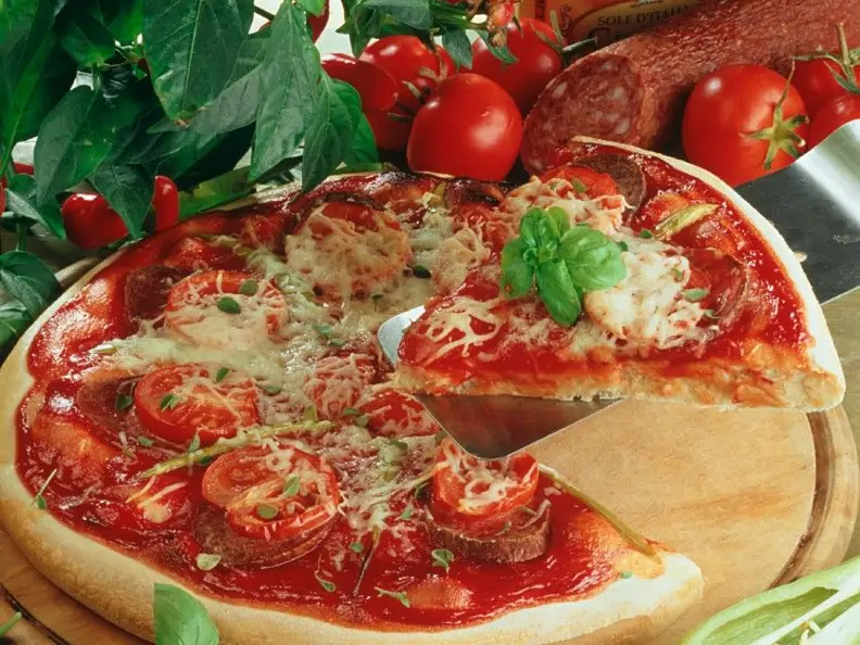 Wurst-Tomatenpizza