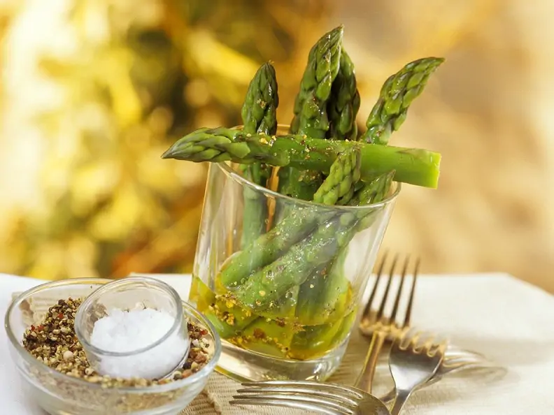 Grüner Spargel mit Olivenöl