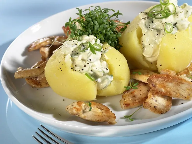Kartoffeln mit Hüttenkäse und Hähnchengeschnetzeltem