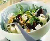 Bandnudeln mit Gemüse und Feta