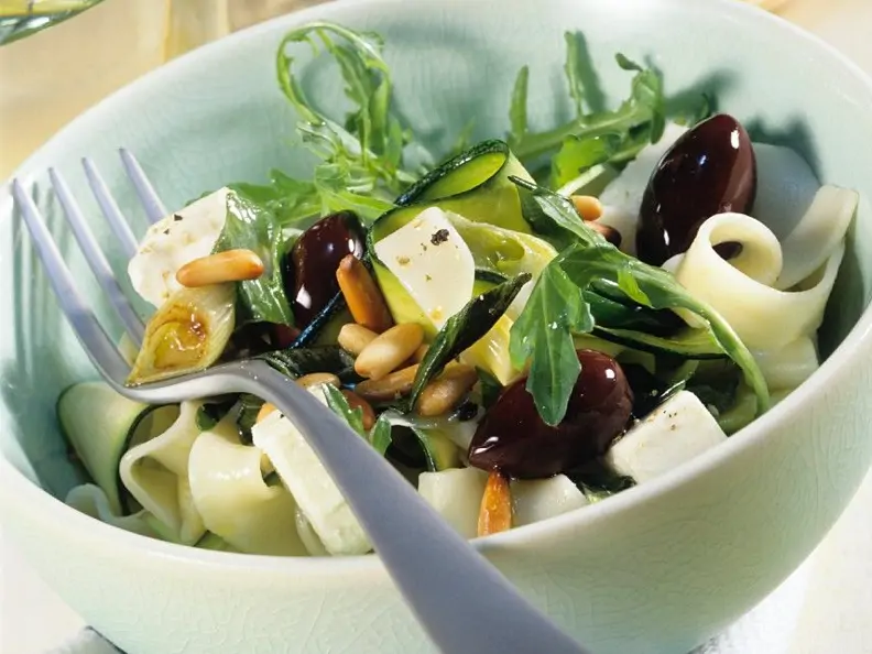 Bandnudeln mit Gemüse und Feta