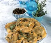 Oliven-Rosmarin-Pizzafladen mit Mozzarella
