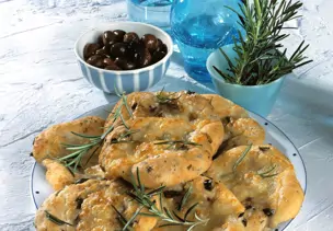 Oliven-Rosmarin-Pizzafladen mit Mozzarella