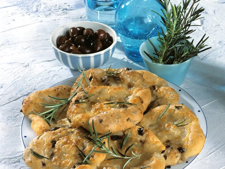 Oliven-Rosmarin-Pizzafladen mit Mozzarella