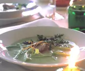 Porree-Rahmsuppe mit marinierter Entenbrust