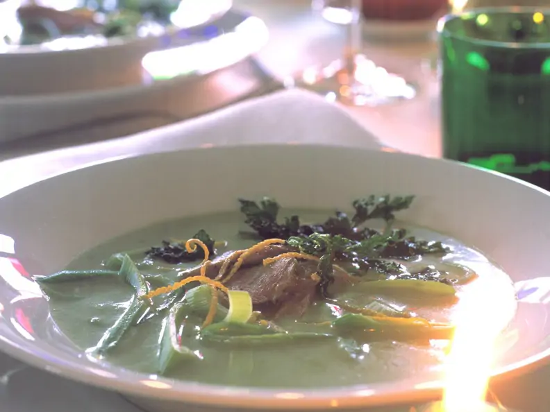 Porree-Rahmsuppe mit marinierter Entenbrust