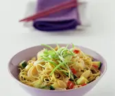 Nudeln mit Gemüse aus dem Wok