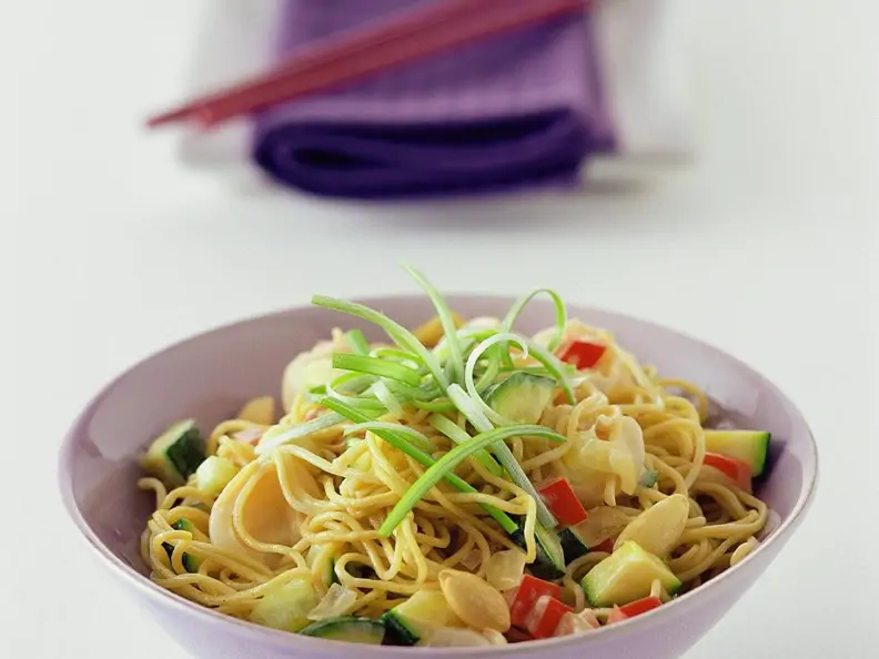 Nudeln mit Gemüse aus dem Wok