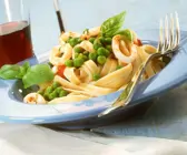 Nudeln mit Tintenfisch und Erbsen