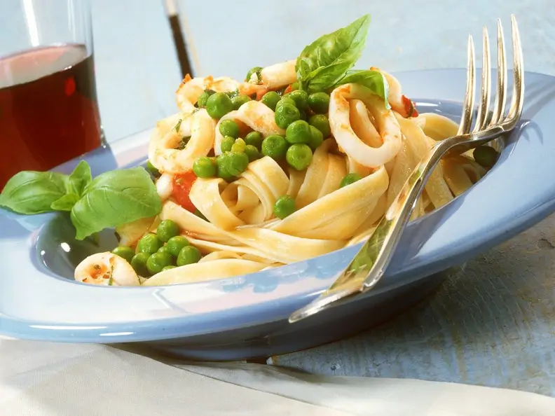 Nudeln mit Tintenfisch und Erbsen