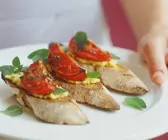 Crostini mit Bohnenpaste und Tomate