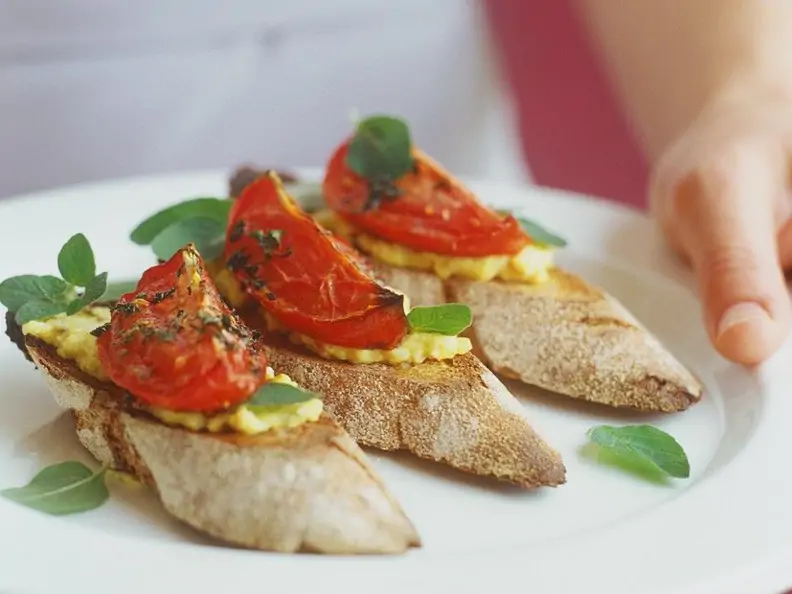 Crostini mit Bohnenpaste und Tomate