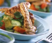 Gemüsesalat mit Hähnchenbrust