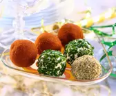 Verschiedene, pikante Frischkäsebällchen