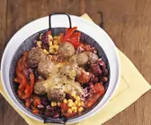 Fleischbällchen auf Gemüse mit Käse gratiniert