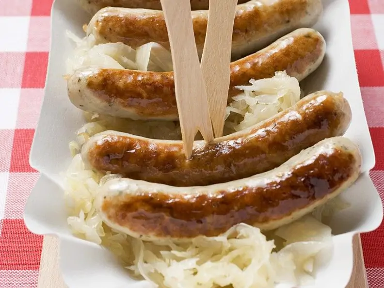 Sauerkraut mit Bratwürsten