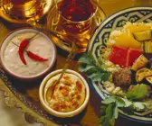 Fondue mit Lamm, Gemüse und Saucen