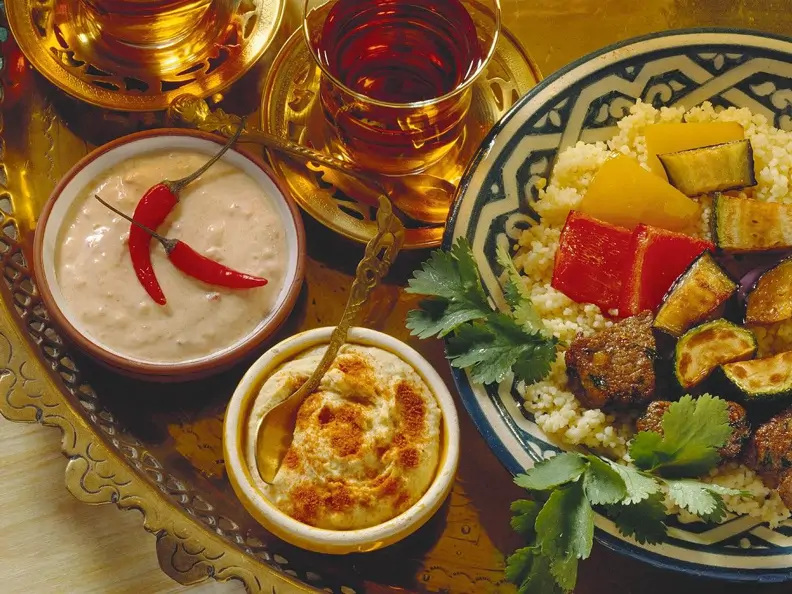 Fondue mit Lamm, Gemüse und Saucen