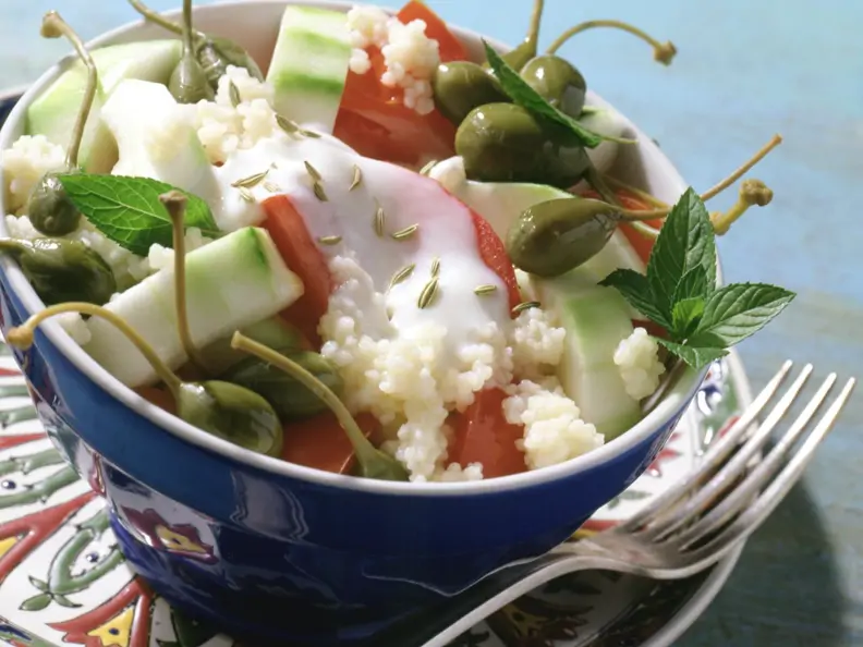 Tomaten-Gurken-Salat mit Bulgur