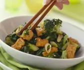 Knuspriger Tofu mit Brokkoligemüse