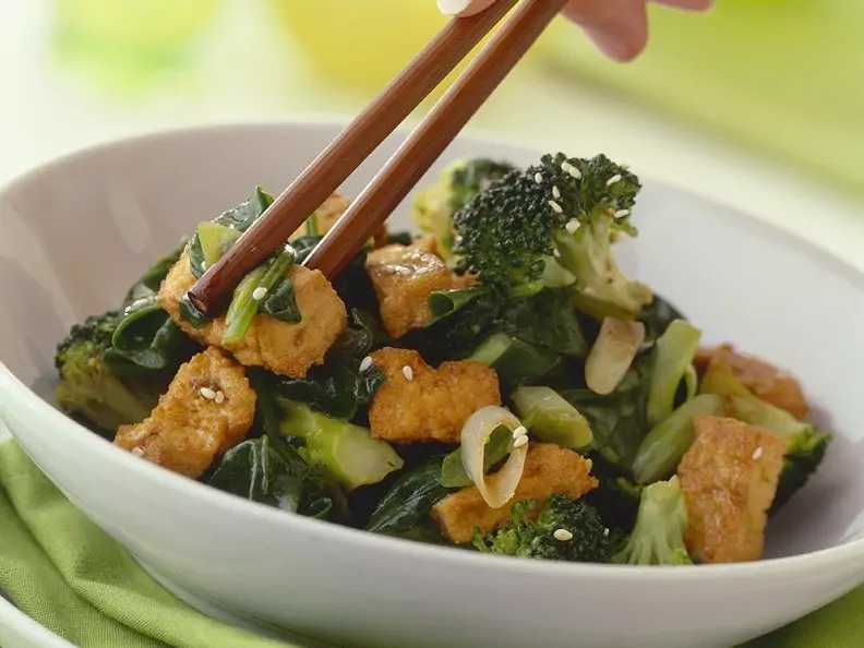 Knuspriger Tofu mit Brokkoligemüse