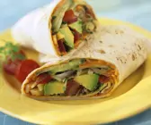 Mit Avocadosalat gefüllte Wraps
