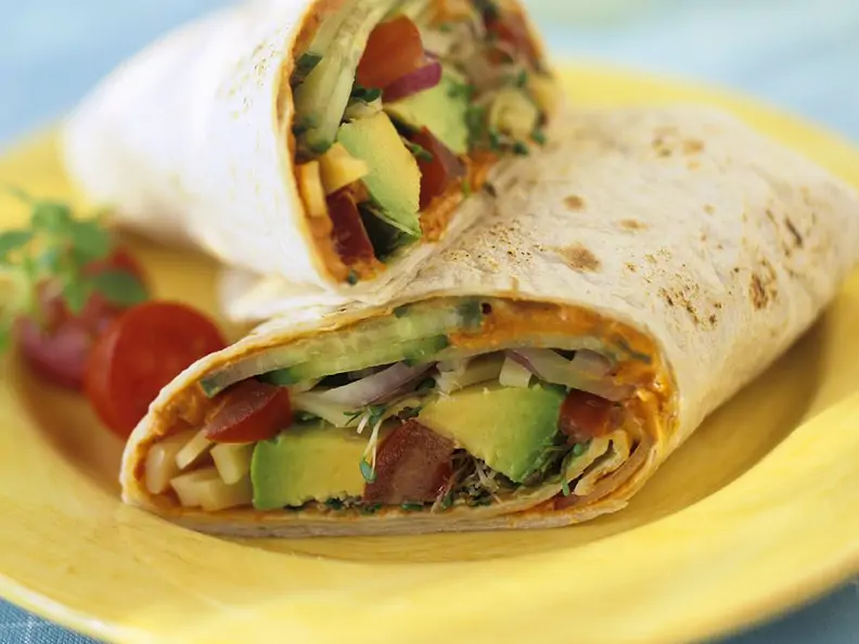 Mit Avocadosalat gefüllte Wraps