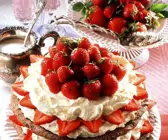 Nuss-Baiser-Torte mit Erdbeeren