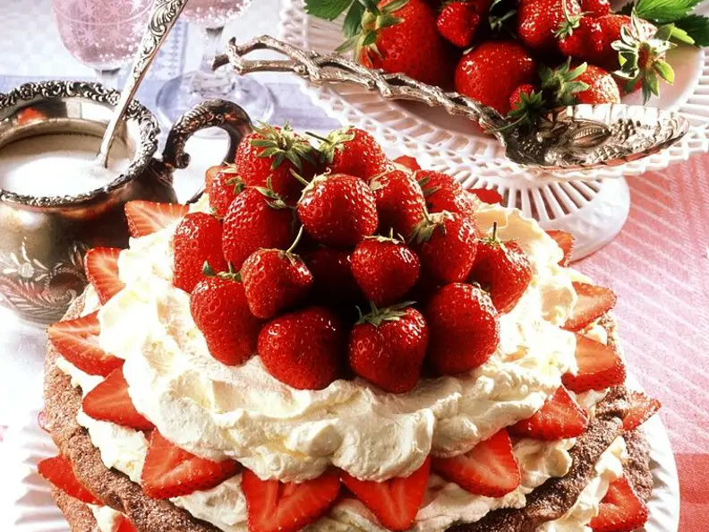 Nuss-Baiser-Torte mit Erdbeeren