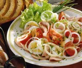 Wurstsalat mit Ei und Tomaten