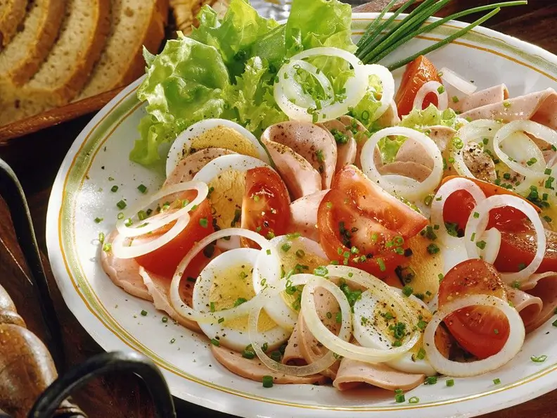 Wurstsalat mit Ei und Tomaten
