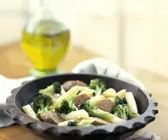 Nudeln mit Brokkoli und Würstchen