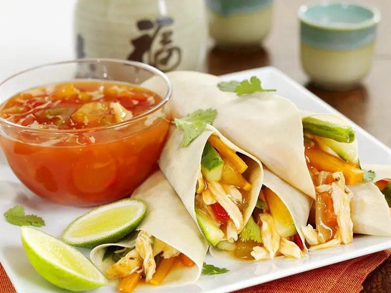 Frühlingsrollen mit Hähnchen, Gemüse und süß-saurer Sauce