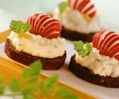 Kartoffel-Quarkaufstrich auf Pumpernickel