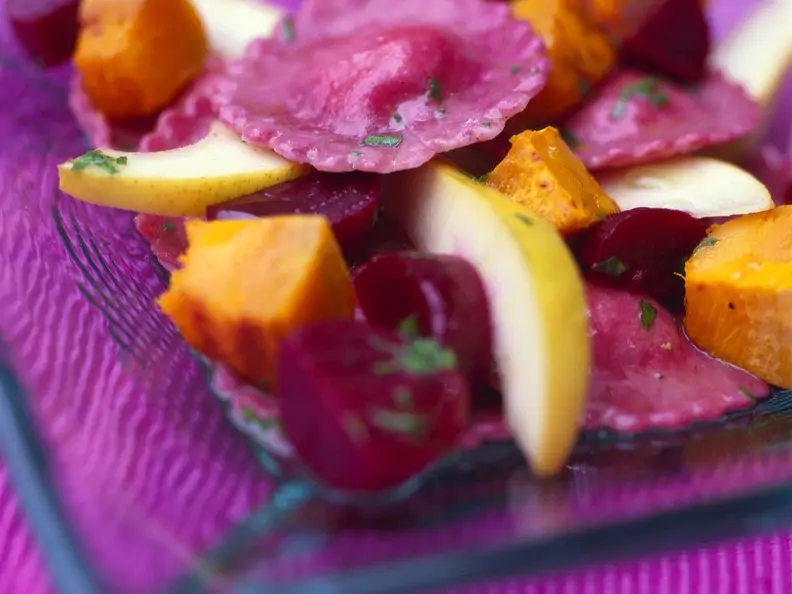 Raviolisalat mit Roter Bete, Kürbis und Birne