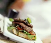 Rindersteaks auf Röstbrot