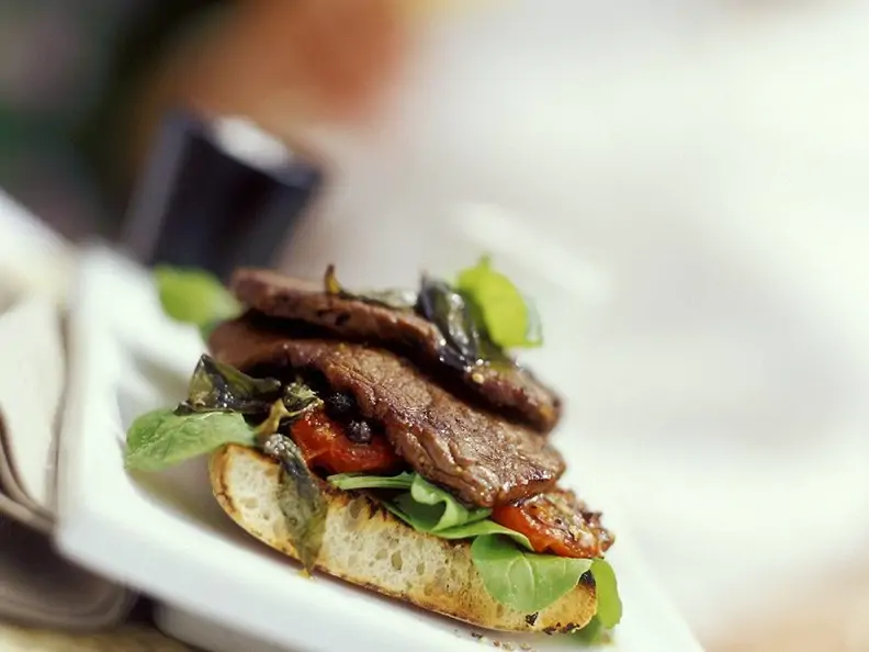 Rindersteaks auf Röstbrot