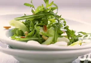 Gurken-Rucolasalat mit Mozzarella