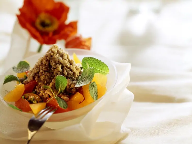 Buchweizengrütze mit Früchten