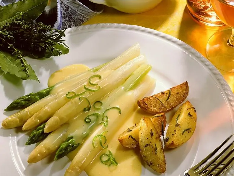 Spargel mit Sauce Hollandaise