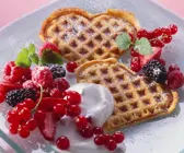 Waffeln mit Beeren und Joghurtcreme