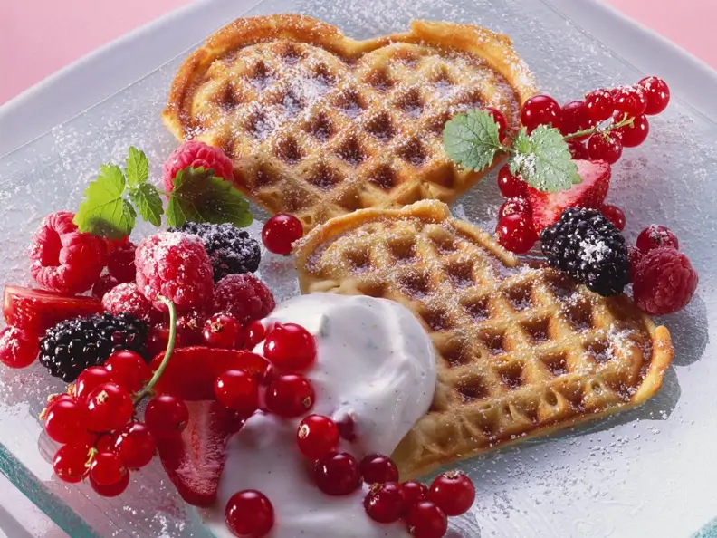 Waffeln mit Beeren und Joghurtcreme