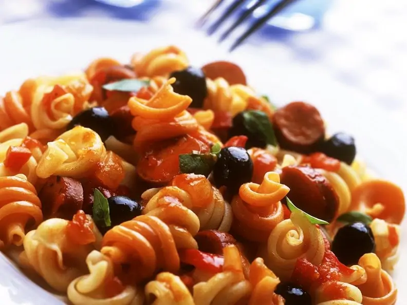 Nudeln mit Gemüse-Wurst-Sauce