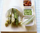 Spargel in Bierteig mit verschiedenen Dips