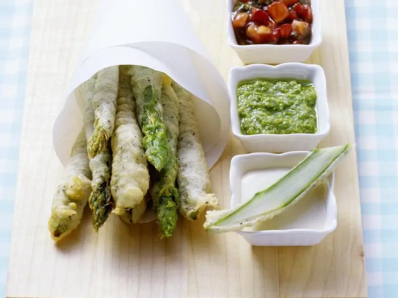 Spargel in Bierteig mit verschiedenen Dips