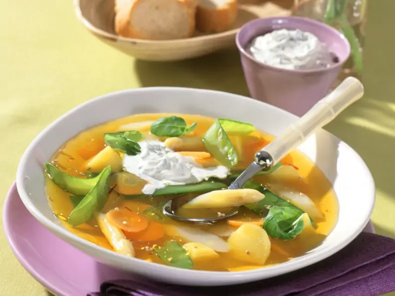 Sommer-Minestrone mit Knoblauch-Basilikum-Creme