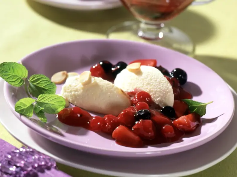 Marzipan-Schoko-Mousse mit Roter Grütze